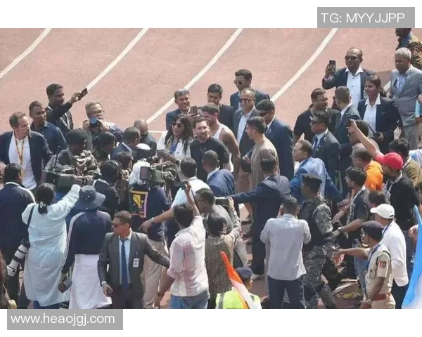 街头偶遇足球明星瞬间被粉丝认出引发热烈围观的视频记录